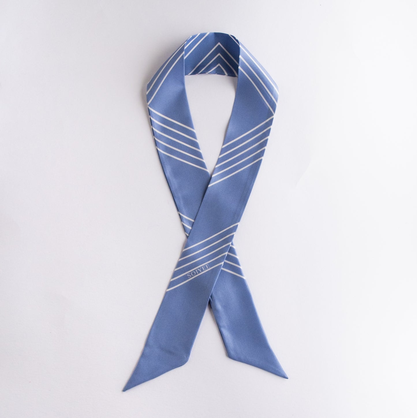 Klassischer Seiden-Twilly in Blau mit weißen Streifen, 90cm x 5cm, aus 100% Seide