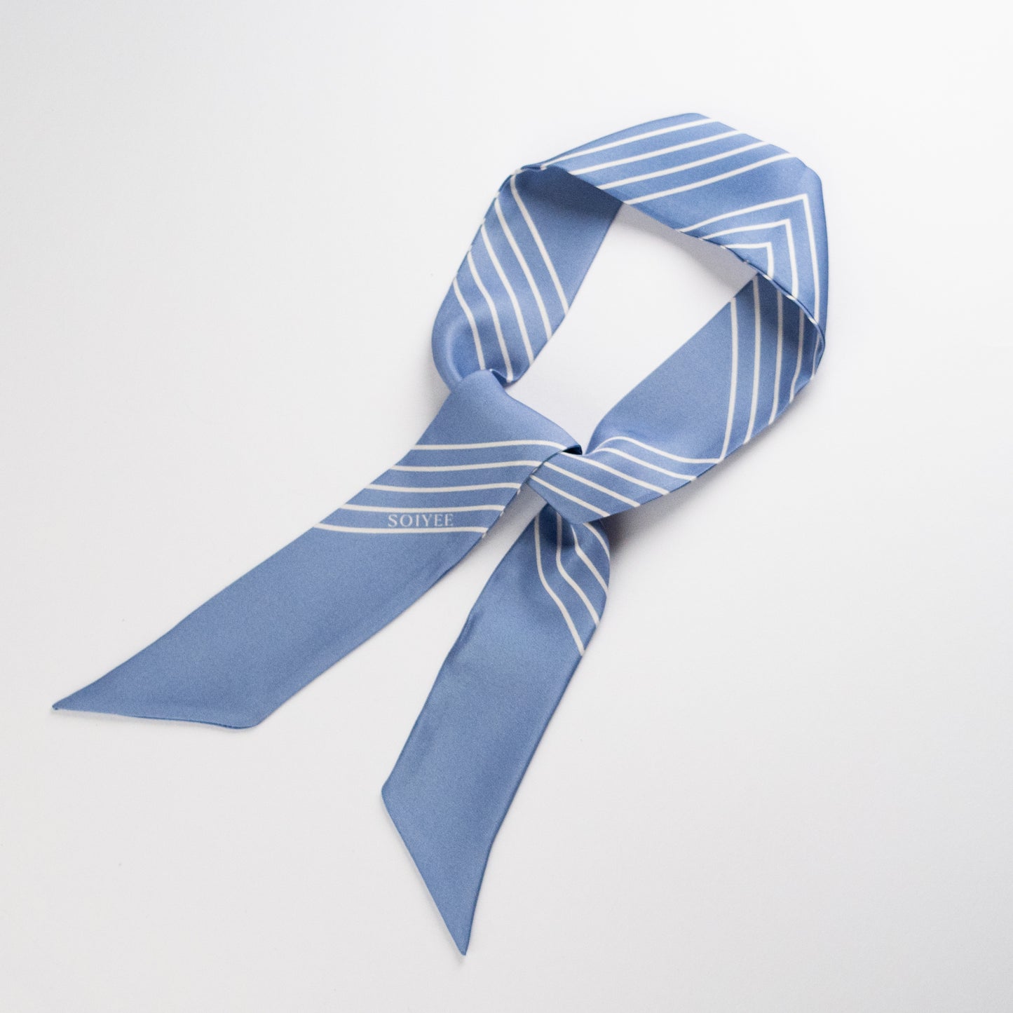 Klassischer Seiden-Twilly in Blau mit weißen Streifen, 90cm x 5cm, aus 100% Seide