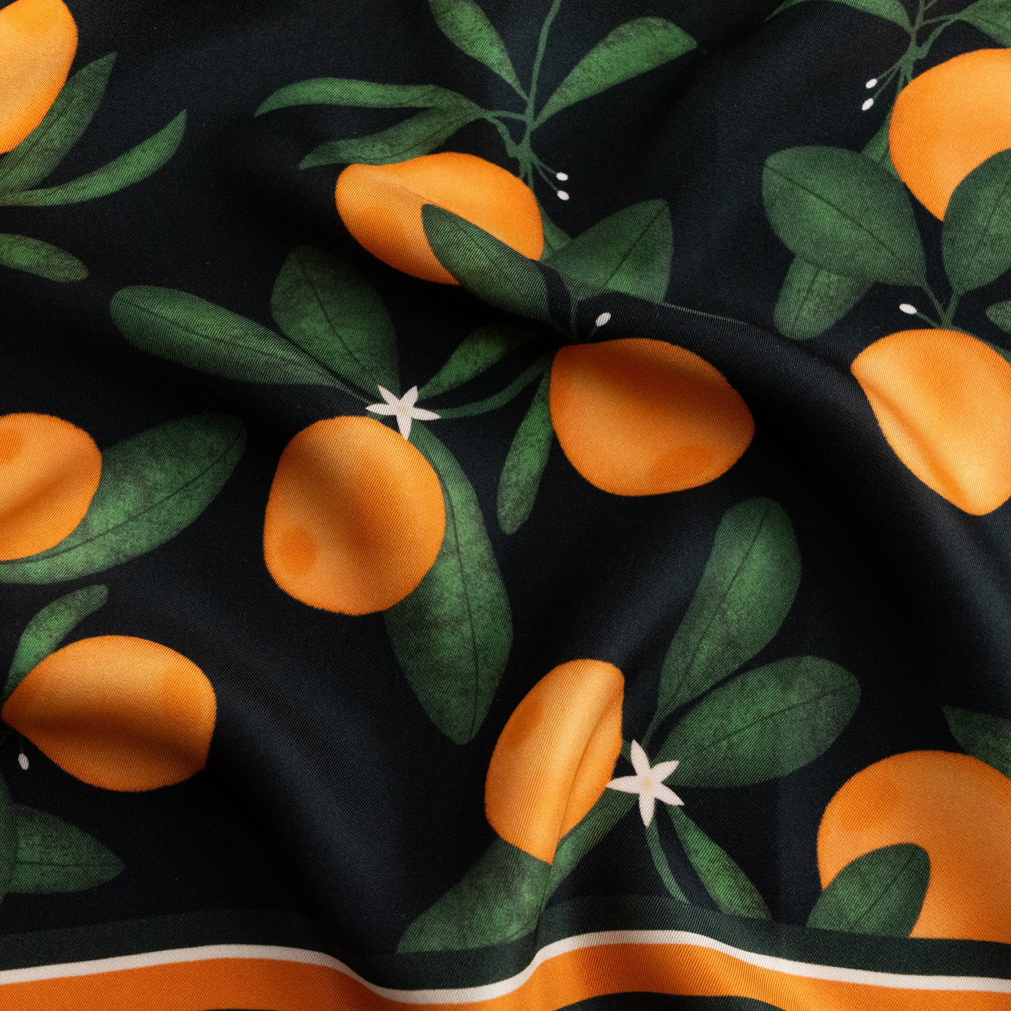 Seidentuch mit orangefarbenem Muster, inspiriert vom italienischen Sommer, Orangen auf schwarzem Hintergrund, 60cm, 100 % Seide