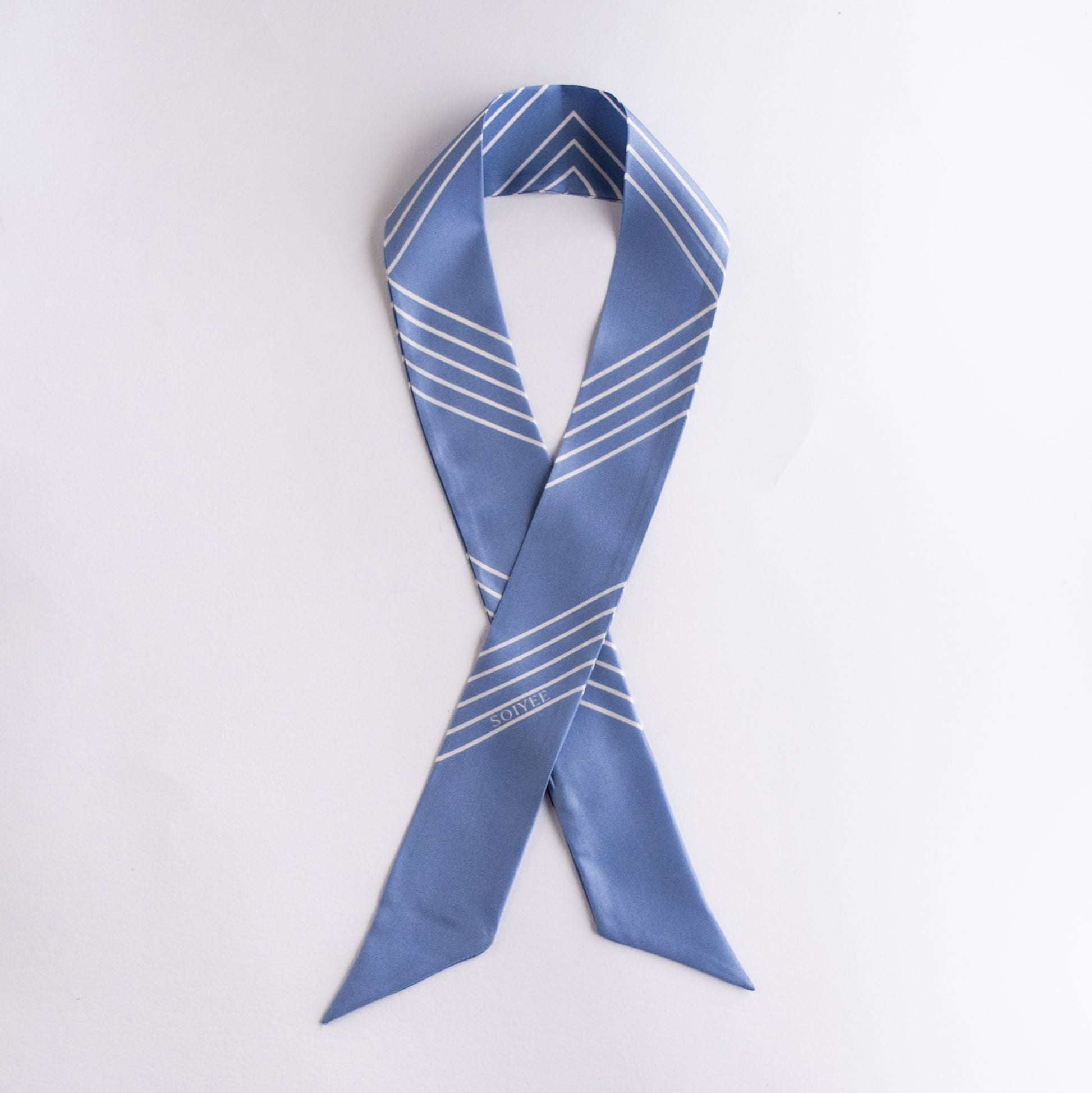 Klassischer Seiden-Twilly in Blau mit weißen Streifen, 90cm x 5cm, aus 100% Seide