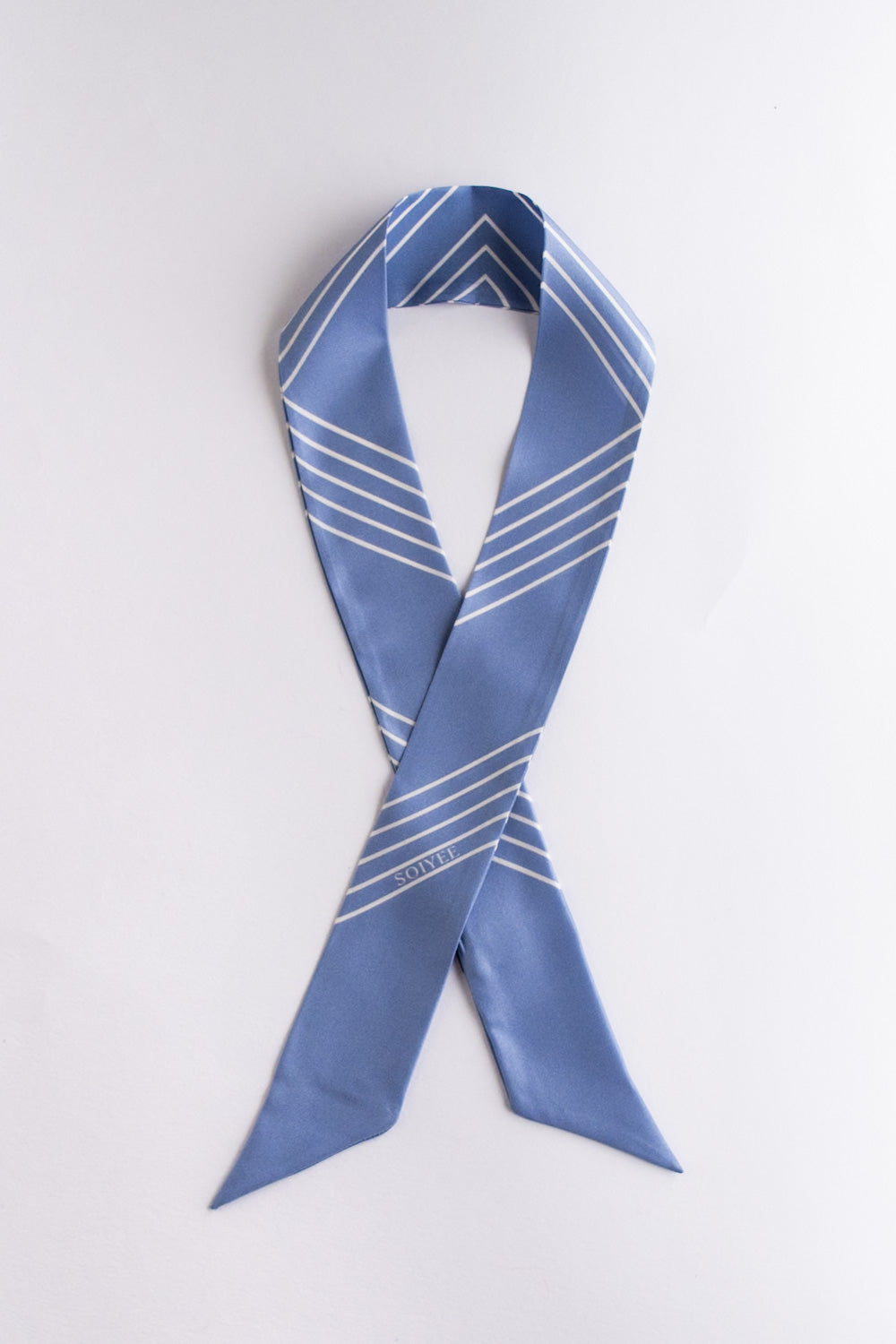 Blauer Seidentwilly mit weißem Quadratmuster.