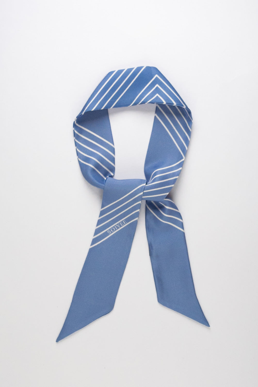 Blauer Seidentwilly mit weißem Quadratmuster.