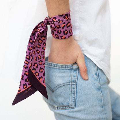 Twilly in leuchtendem Lila und Orange mit Leopardenmuster, 90cm x 5cm, aus 100% Seide.