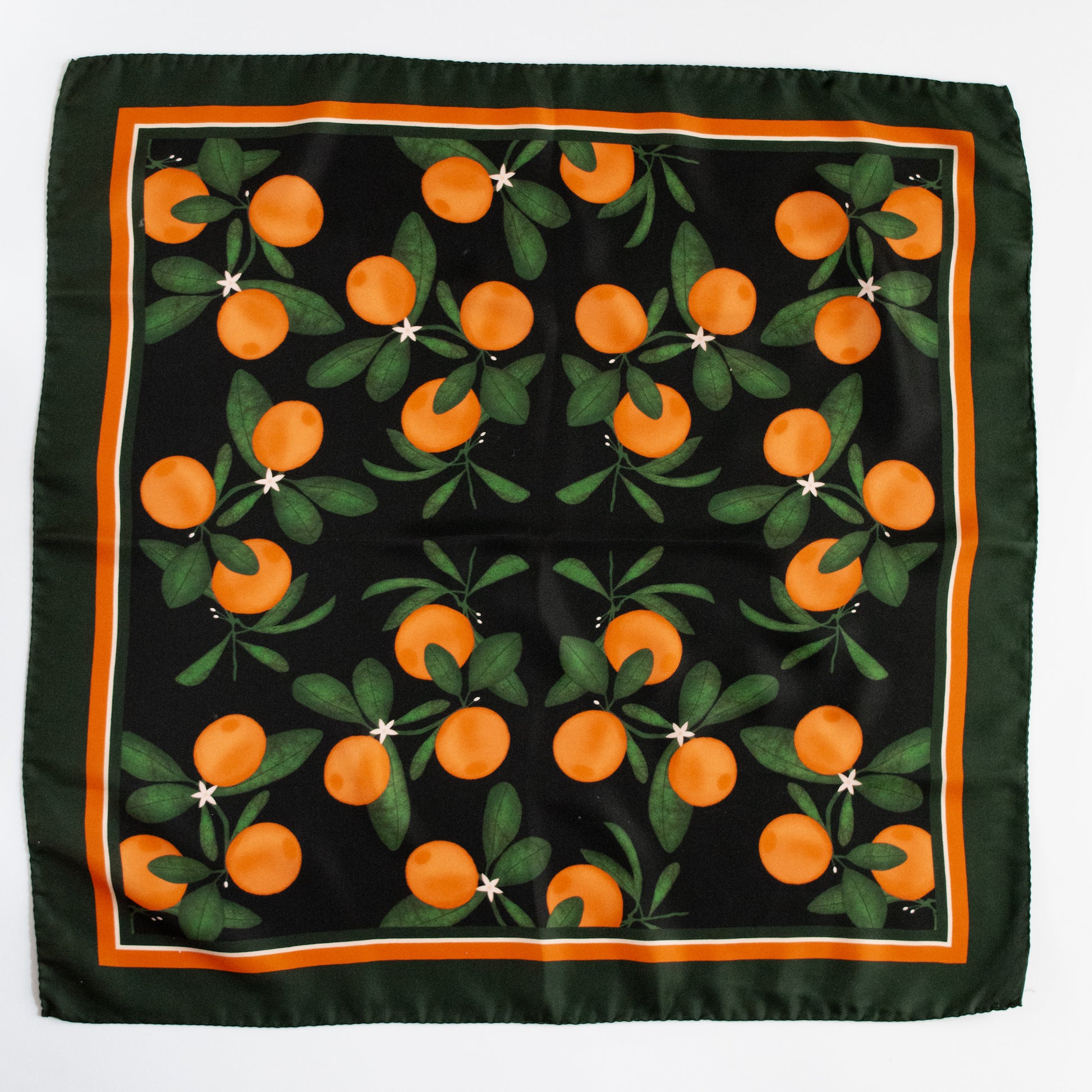 Seidentuch mit orangefarbenem Muster, inspiriert vom italienischen Sommer, Orangen auf schwarzem Hintergrund. 60cm, 100 % Side