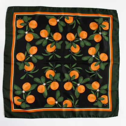 Seidentuch mit orangefarbenem Muster, inspiriert vom italienischen Sommer, Orangen auf schwarzem Hintergrund. 60cm, 100 % Side